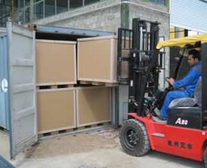 پالت باکس پالت باکس کارتنی برای اولین بار در ایران توسط این شرکت ساخته میشود.این پالت باکس ها ضمن سبکی و استحکام زیاد نسب به دیگر انواع پالت باکس های چوبی و پلاستیکی مقرون به صرفه تر بوده و قابلیت ساخت در سایزهای مختلفی را دارند.بیشترین کاربرد آن در حمل و نقل قیر بجای محفظه های بشکه ای میباشد.برای این منظور دو نوع سایز مخصوص بارگیری در کانتینر طراحی و ساخته شده که یکی ظرفیت 250 کیلوگرم و دیگری 400 کیلو قیر را داشته بطوریکه فضای داخل کانتینر را کاملا پر کرده و از حداکثر ظرفیت حمل استفاده میشود.پالت باکس ها بلافاصله بعد از پر شدن و بسته بندی ،بسیار راحت و سریع با لیفتراک داخل کانتینر بارگیری میشوند. 09120578916 09199762163 ارسال به سراسر کشور